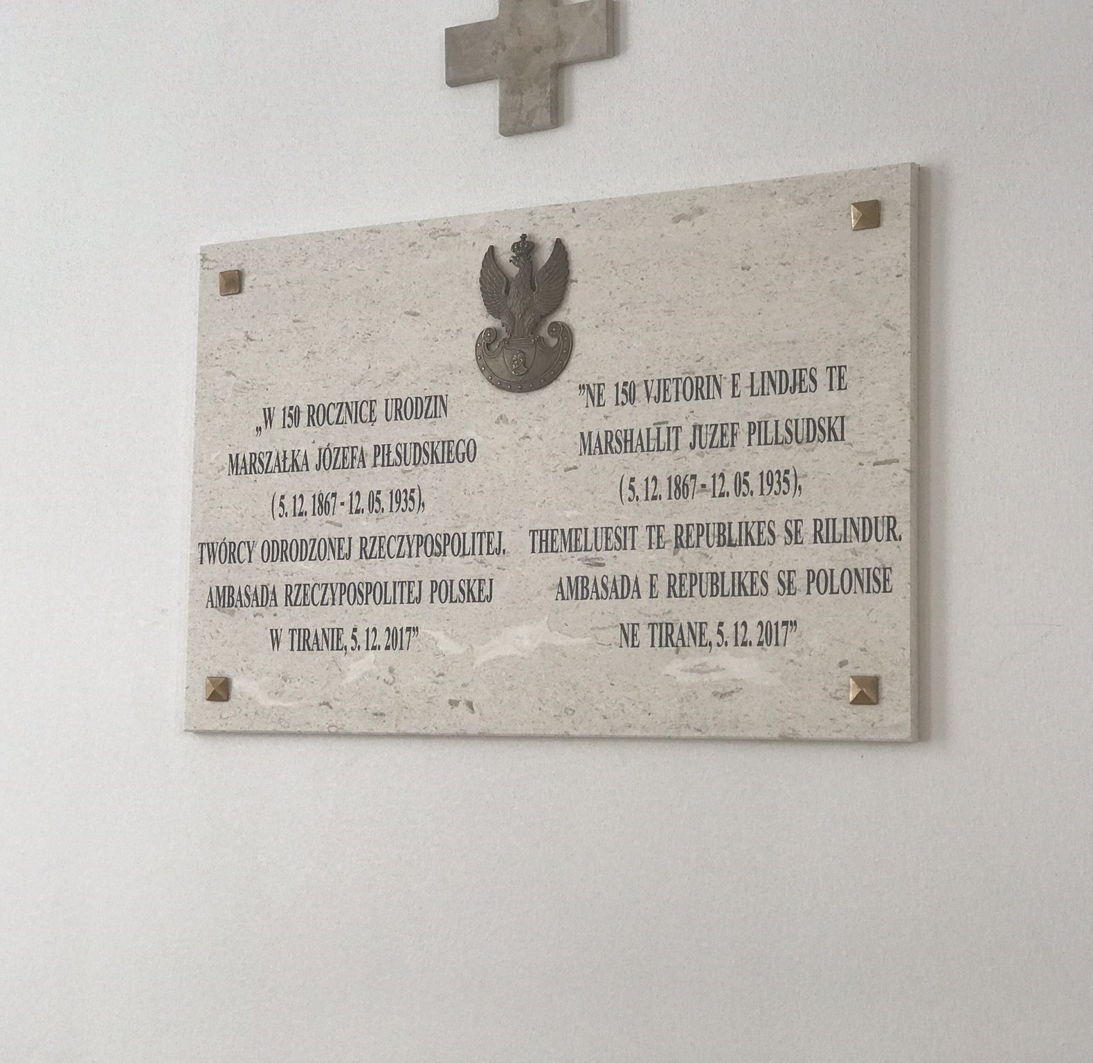 Photo montrant Plaques commemorating Józef Piłsudski and the anniversary of the Battle of Warsaw in Albania