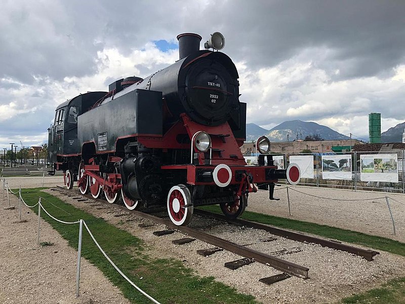 Fotografia przedstawiająca Polish locomotives on the tracks of Albania