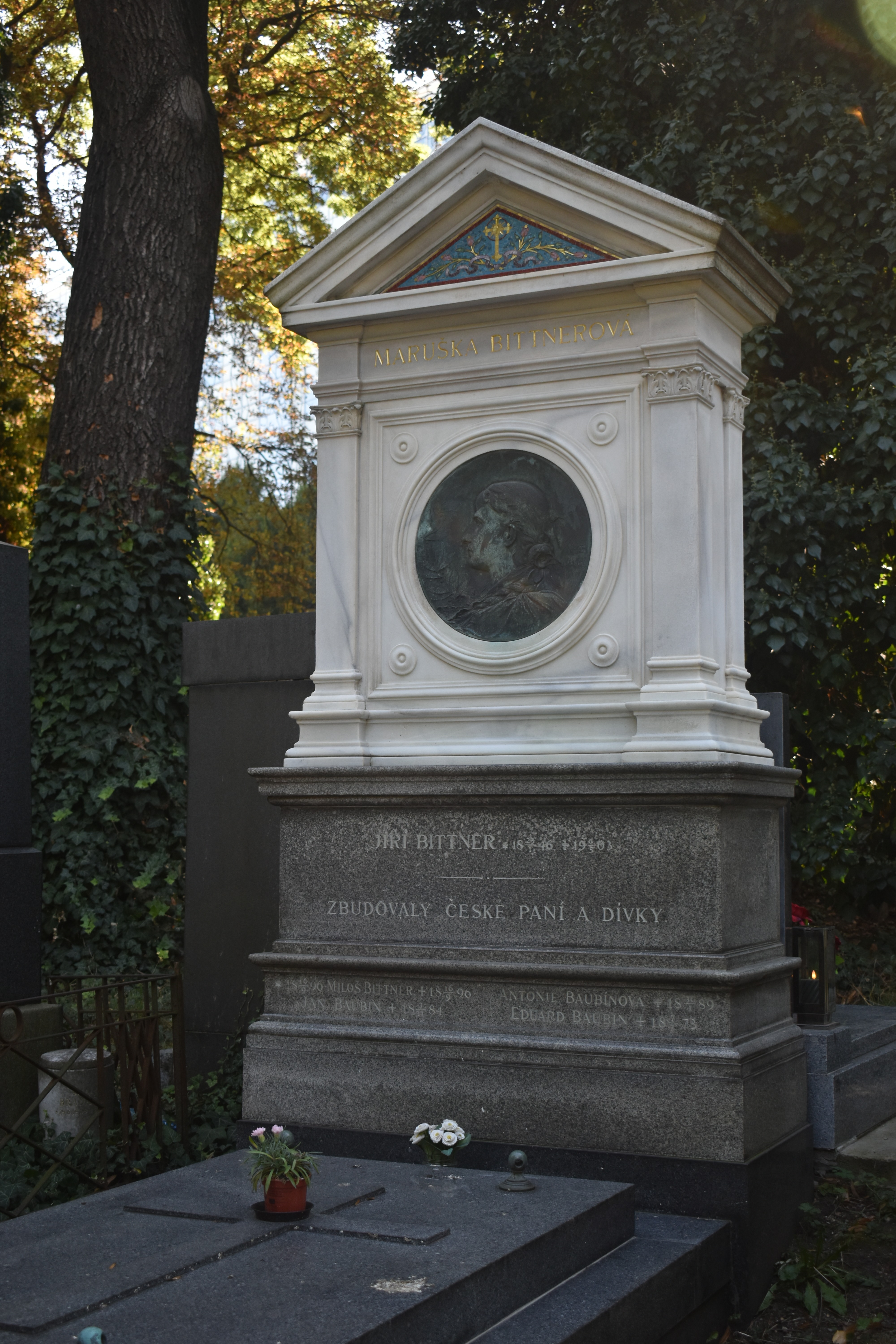 Fotografia przedstawiająca Polonika na cmentarzu Oszańskim w Pradze