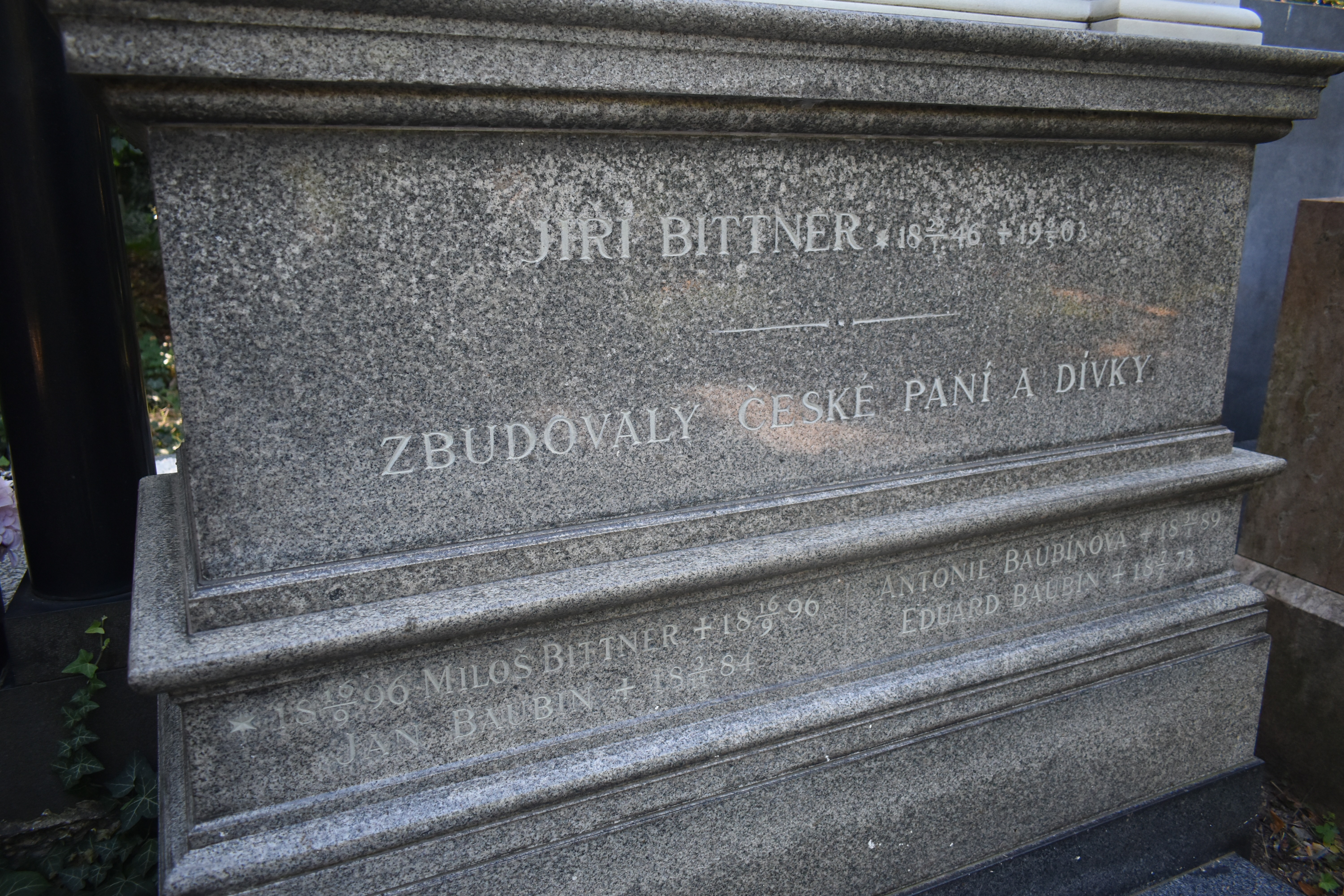 Fotografia przedstawiająca Polonika na cmentarzu Oszańskim w Pradze