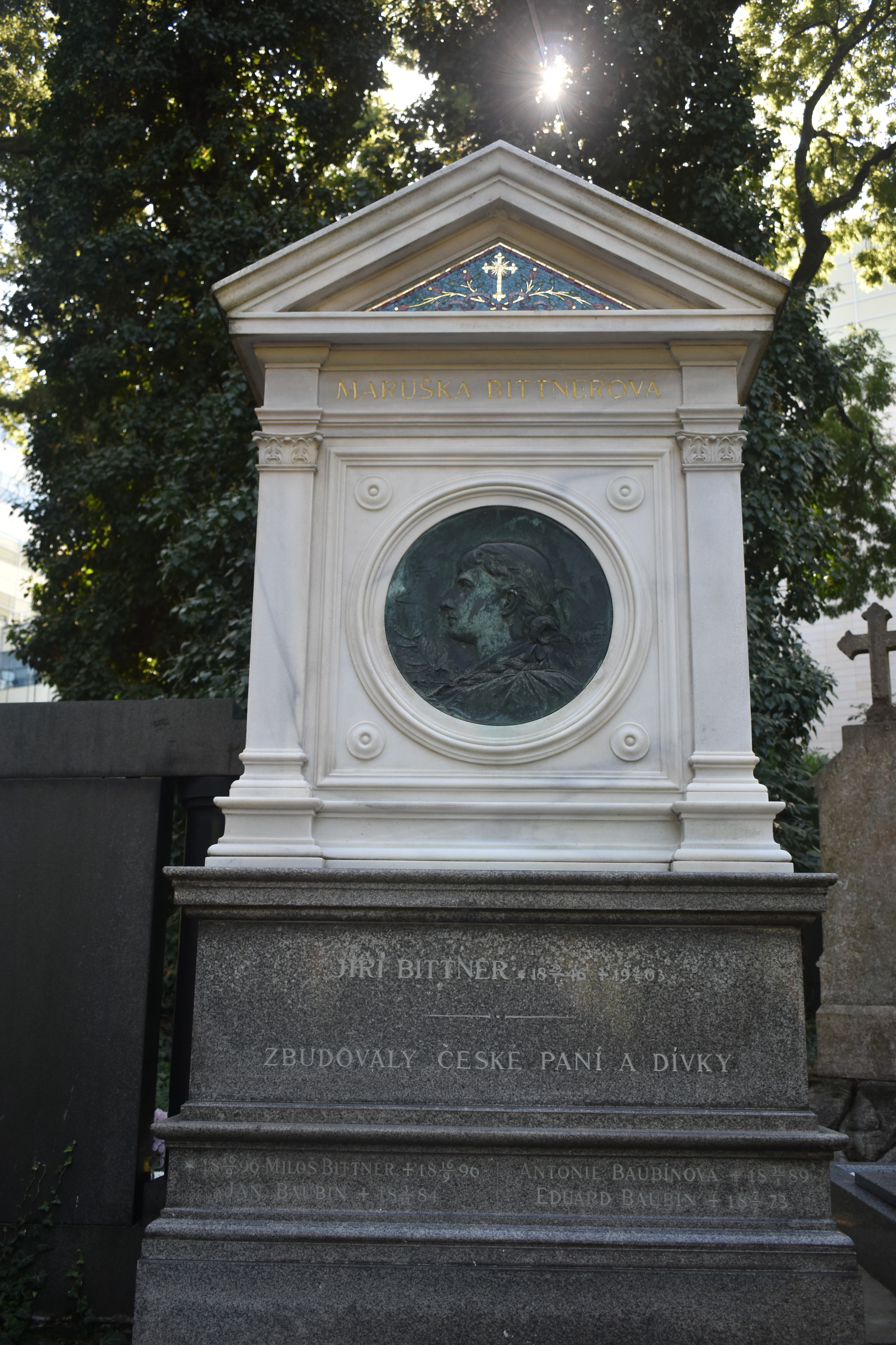 Fotografia przedstawiająca Polonika na cmentarzu Oszańskim w Pradze