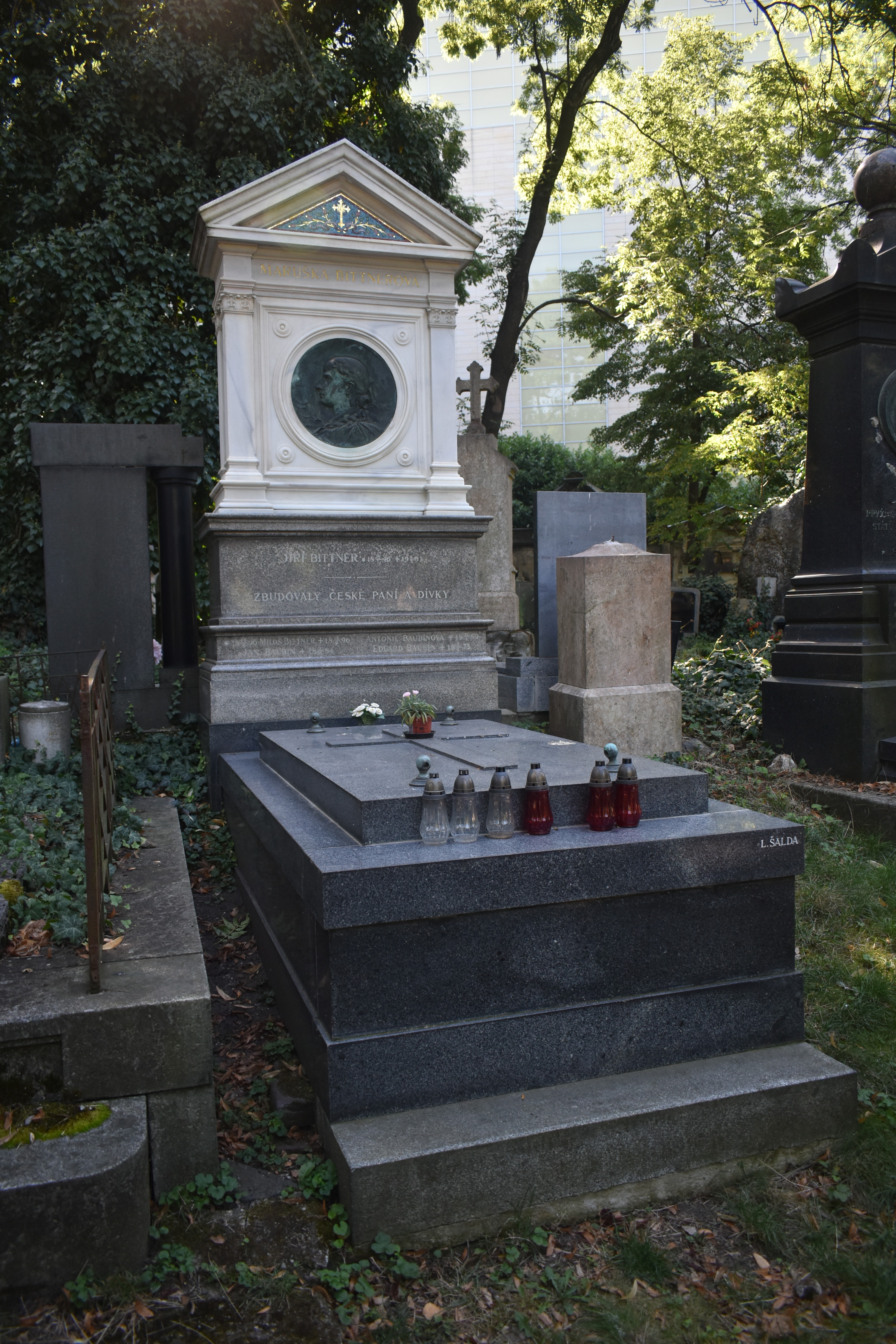 Fotografia przedstawiająca Polonika na cmentarzu Oszańskim w Pradze