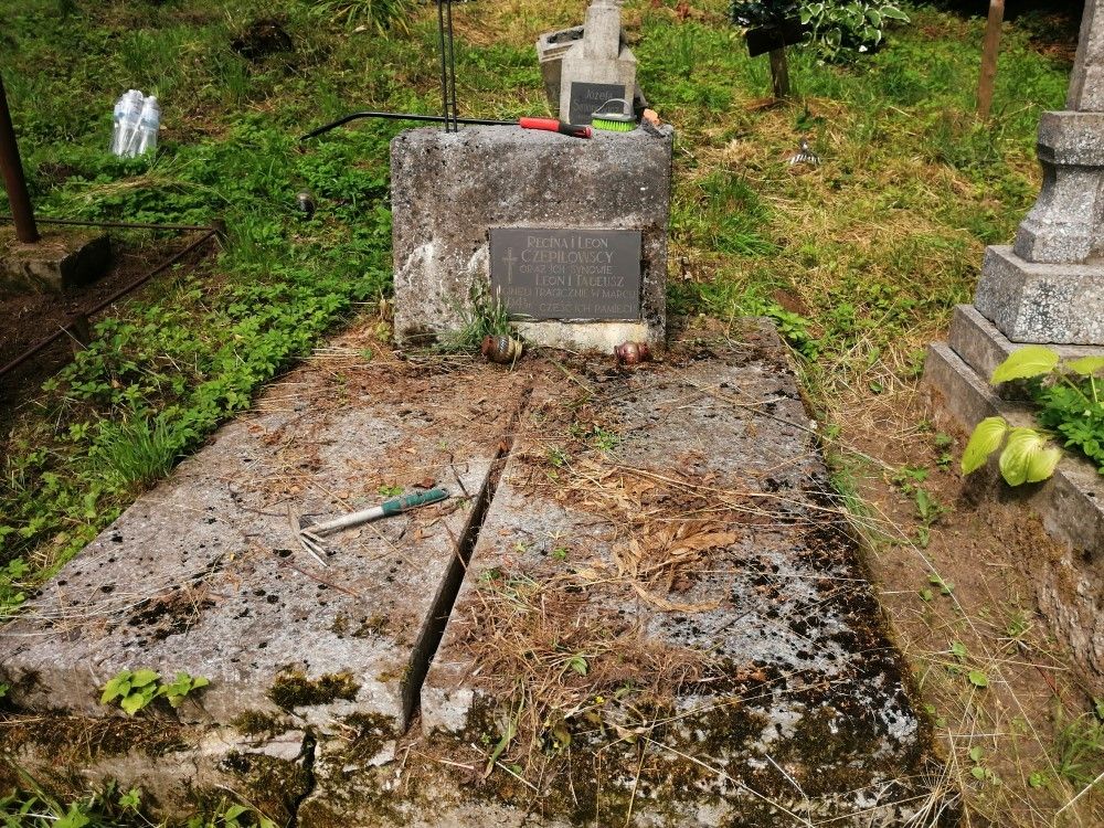 Fotografia przedstawiająca Prace porządkowe na cmentarzu polskim w Krzemieńcu