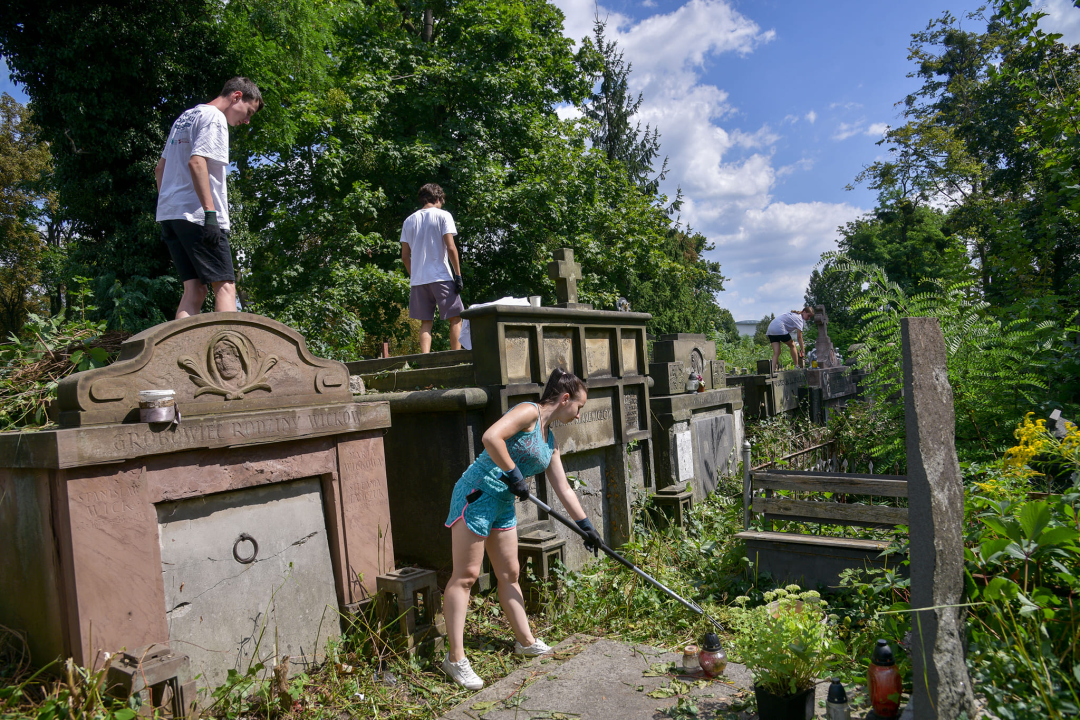 Fotografia przedstawiająca Prace porządkowe na cmentarzu Janowskim we Lwowie