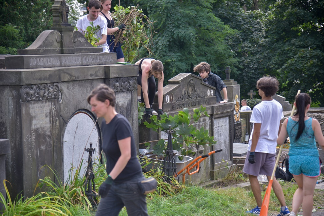 Fotografia przedstawiająca Prace porządkowe na cmentarzu Janowskim we Lwowie