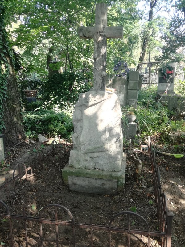 Photo montrant Cleaning work at Yanivska cemetery in Lviv