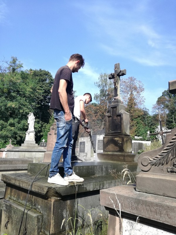 Fotografia przedstawiająca Cleaning work at Yanivska cemetery in Lviv