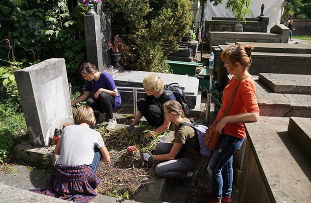 Fotografia przedstawiająca Prace porządkowe na cmentarzu Janowskim we Lwowie