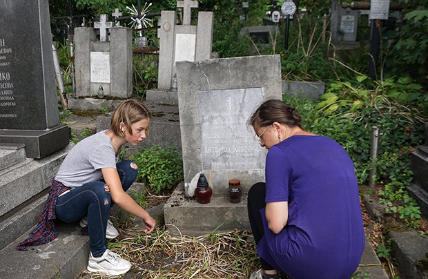 Fotografia przedstawiająca Cleaning work at Yanivska cemetery in Lviv