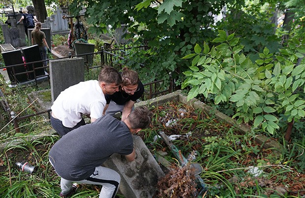 Fotografia przedstawiająca Prace porządkowe na cmentarzu Janowskim we Lwowie