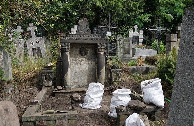 Fotografia przedstawiająca Cleaning work at Yanivska cemetery in Lviv