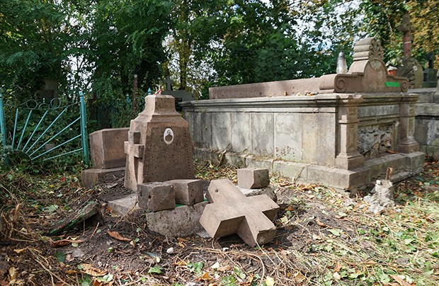 Fotografia przedstawiająca Cleaning work at Yanivska cemetery in Lviv