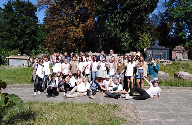 Fotografia przedstawiająca Cleaning work at Yanivska cemetery in Lviv