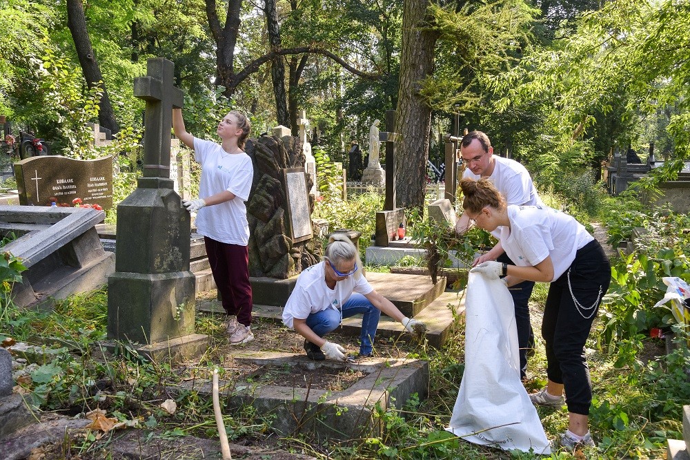 Fotografia przedstawiająca Prace porządkowe na cmentarzu Janowskim we Lwowie