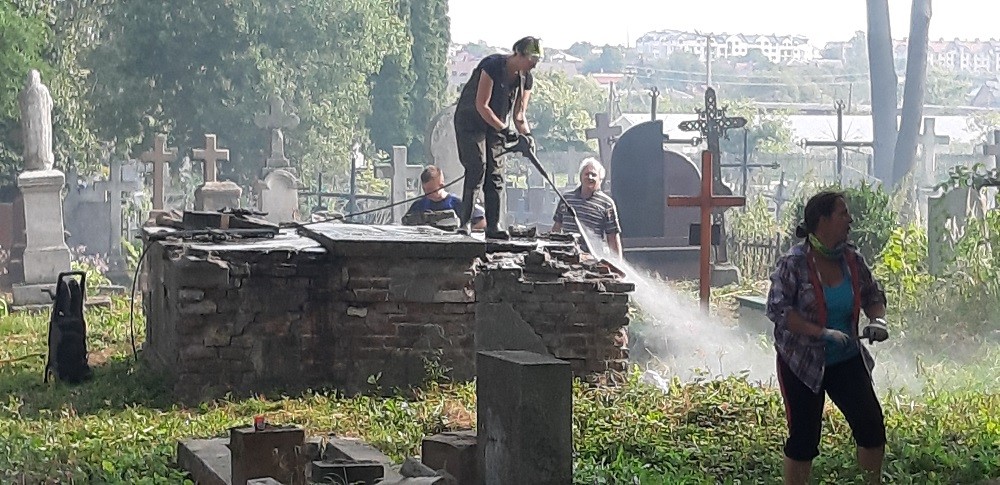 Fotografia przedstawiająca Cleaning works at the cemeteries in Niemila and Zimna Woda