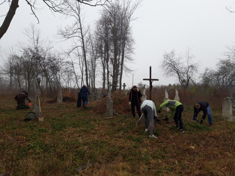 Fotografia przedstawiająca Cleaning work at cemeteries in Belz, Uhnów, Rawa Ruska, Krystynapol and others