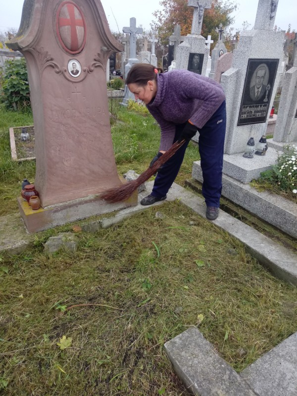 Fotografia przedstawiająca Cleaning work at cemeteries in Belz, Uhnów, Rawa Ruska, Krystynapol and others