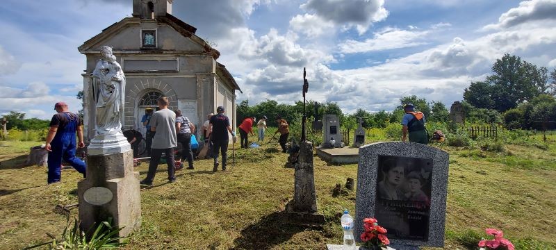Fotografia przedstawiająca Clean-up work at the Polish cemetery in Krakovets, Ukraine