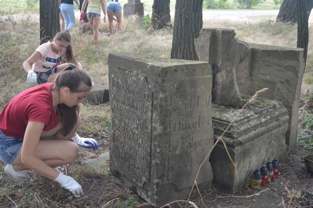 Fotografia przedstawiająca Cleaning work at Polish cemeteries in Lubieszów and Krzemieniec in Ukraine