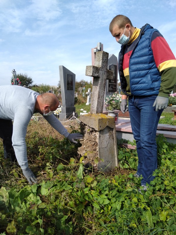 Photo montrant Inventory and clean-up work on cemeteries and quarters of Polish Armenians in Kuty, Banilov and Sniatyn in Ukraine
