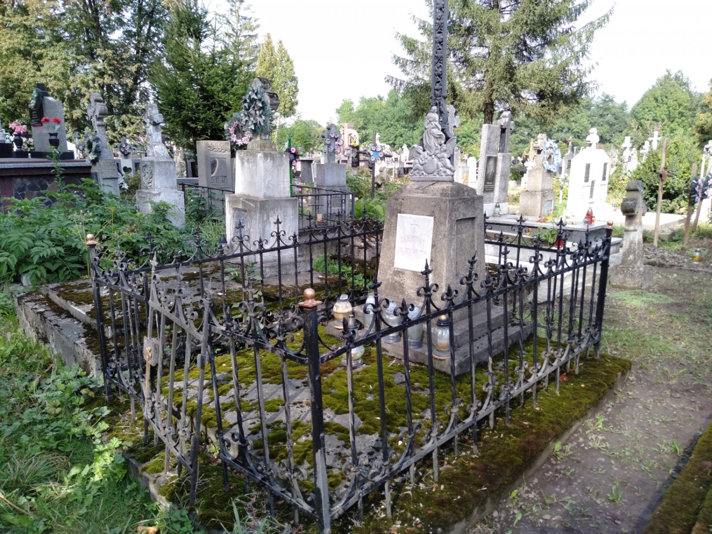 Photo montrant Inventory and clean-up work on cemeteries and quarters of Polish Armenians in Kuty, Banilov and Sniatyn in Ukraine