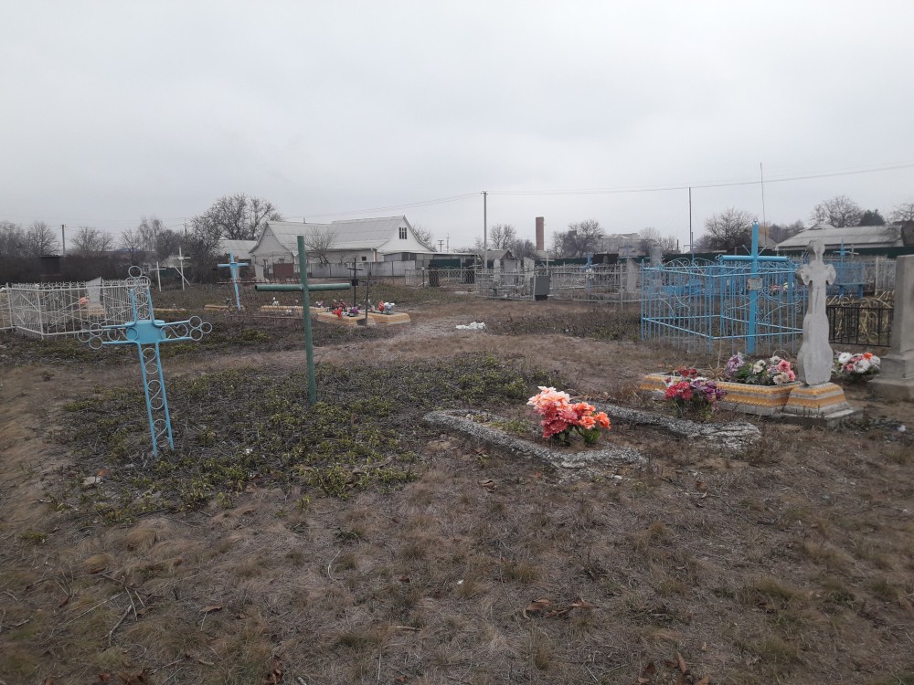 Fotografia przedstawiająca Clean-up work at the Polish cemetery in Krzywe Jeziory, Ukraine