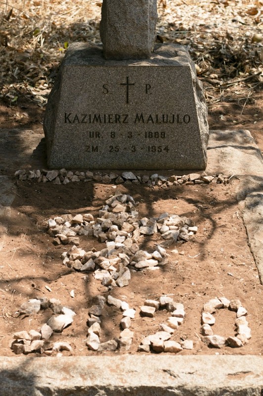 Fotografia przedstawiająca Prace porządkowe na polskich nekropoliach w Afryce