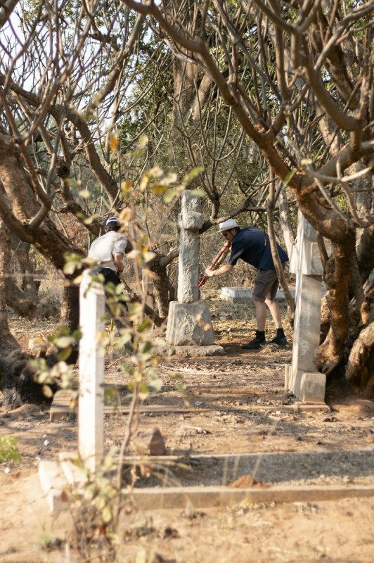 Fotografia przedstawiająca Prace porządkowe na polskich nekropoliach w Afryce