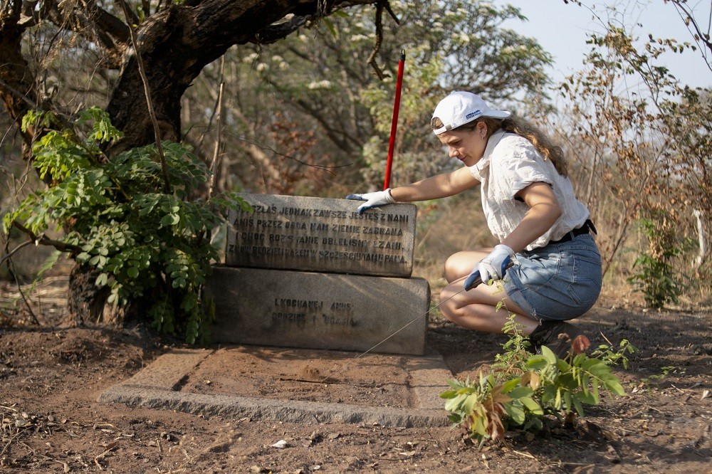 Photo montrant Clean-up work at Polish cemeteries in Africa