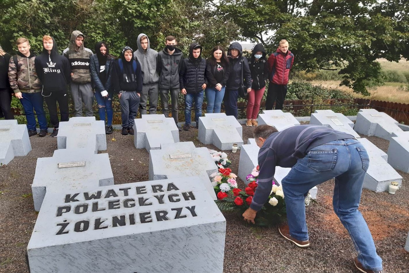 Fotografia przedstawiająca Prace porządkowe na nagrobkach żołnierzy Okręgu Wileńskiego ZWZ-AK