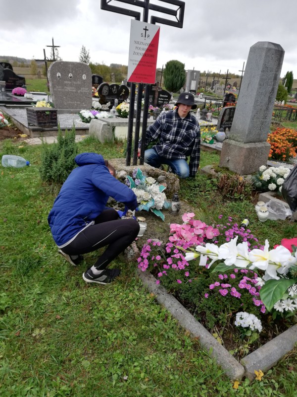 Photo montrant Cleaning work on the gravestones of soldiers from the Vilnius Region of the ZWZ-AK