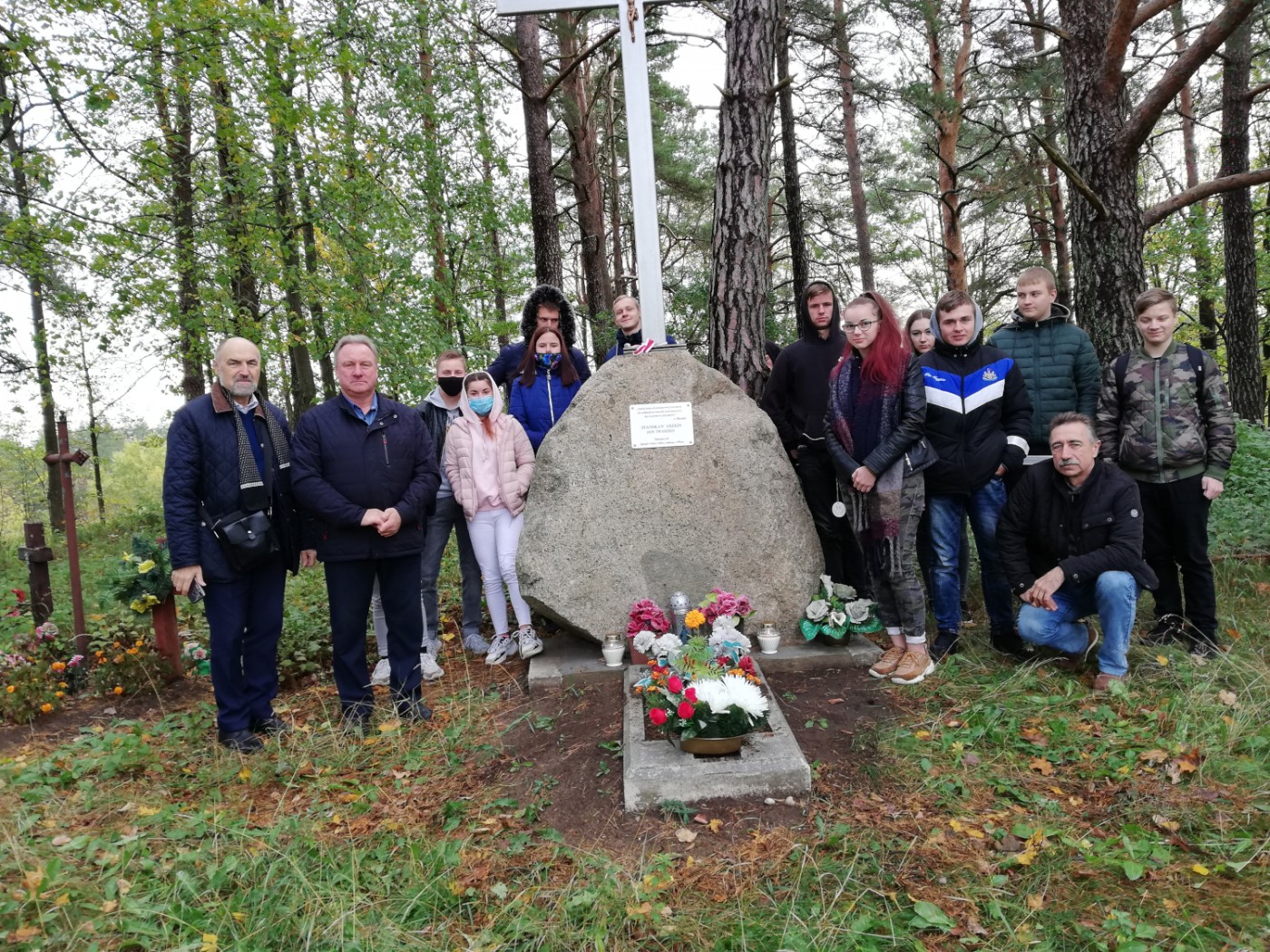 Fotografia przedstawiająca Cleaning work on the gravestones of soldiers from the Vilnius Region of the ZWZ-AK