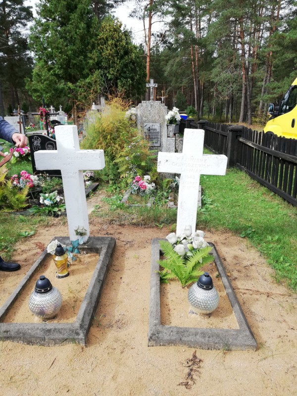 Fotografia przedstawiająca Prace porządkowe na nagrobkach żołnierzy Okręgu Wileńskiego ZWZ-AK