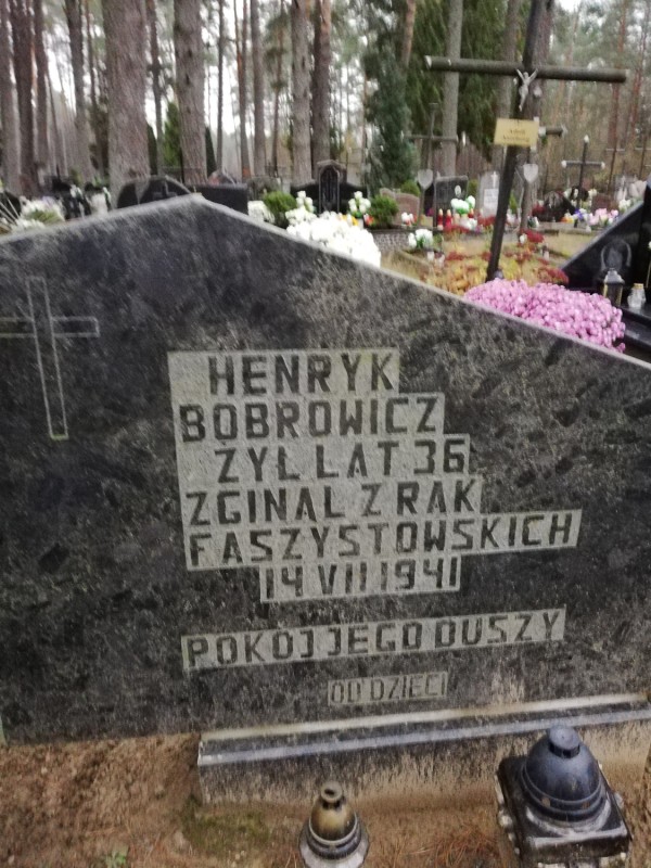 Photo montrant Cleaning work on the gravestones of soldiers from the Vilnius Region of the ZWZ-AK