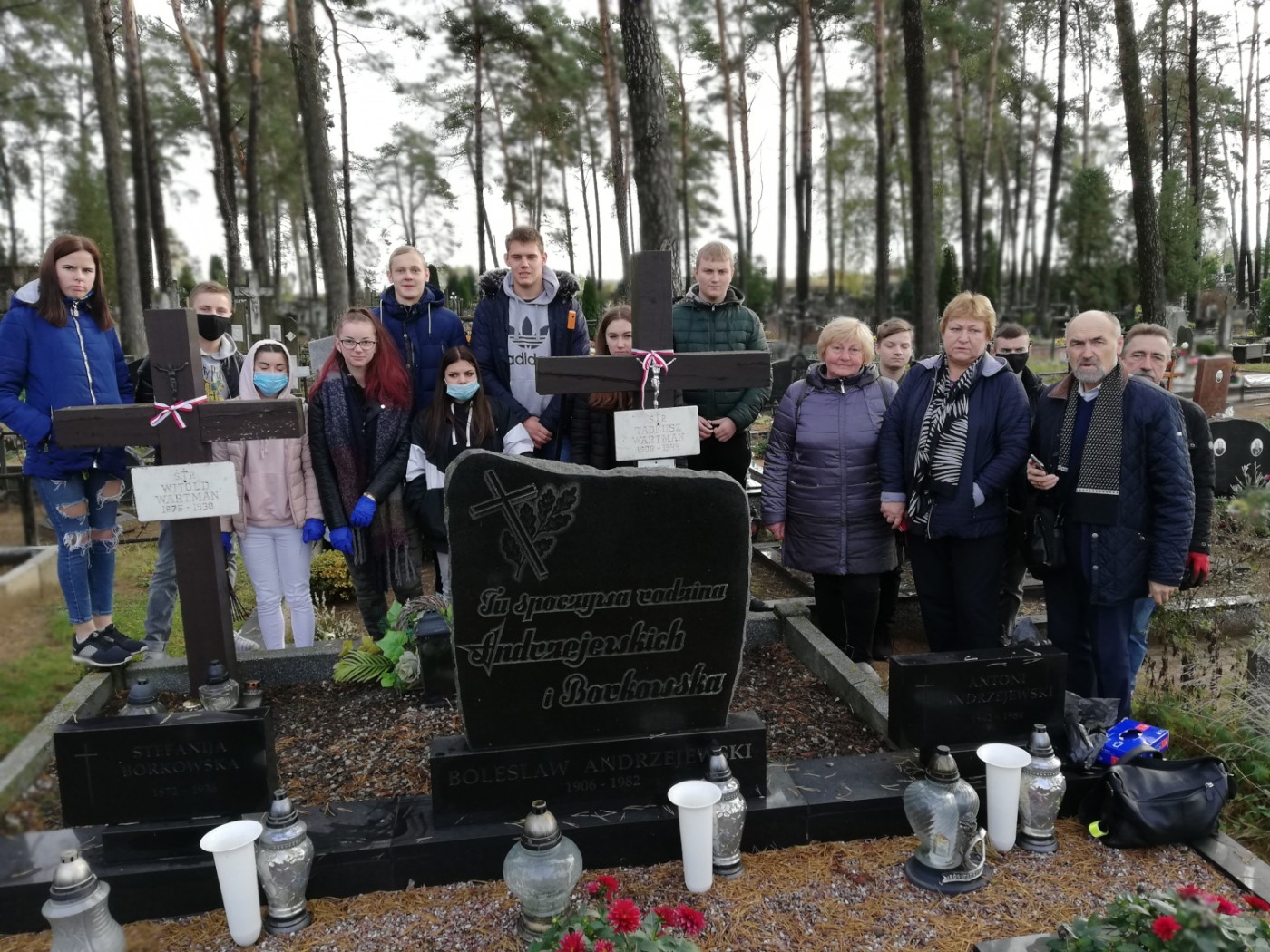 Fotografia przedstawiająca Prace porządkowe na nagrobkach żołnierzy Okręgu Wileńskiego ZWZ-AK