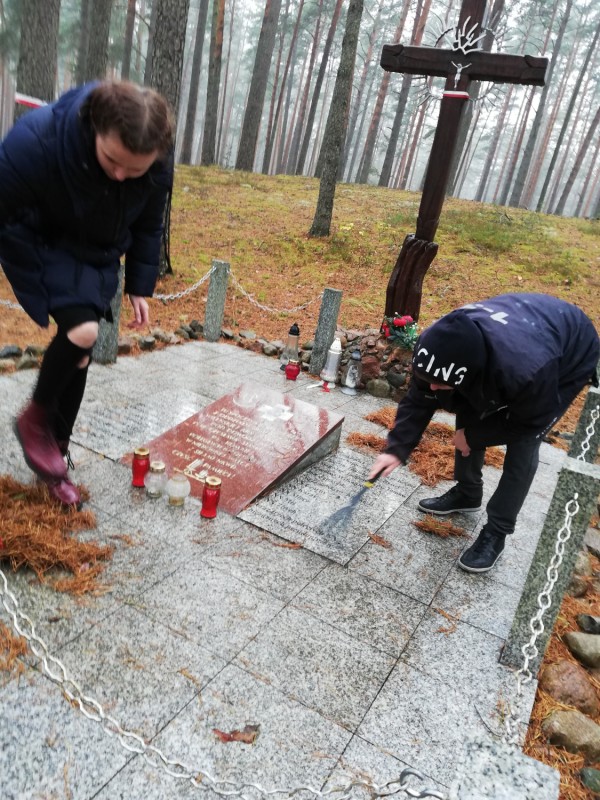 Fotografia przedstawiająca Prace porządkowe na nagrobkach żołnierzy Okręgu Wileńskiego ZWZ-AK