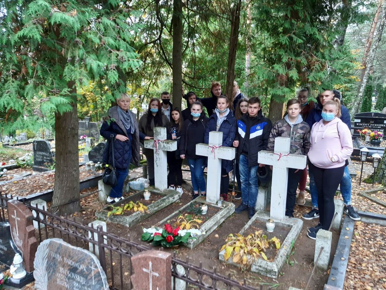 Fotografia przedstawiająca Cleaning work on the gravestones of soldiers from the Vilnius Region of the ZWZ-AK