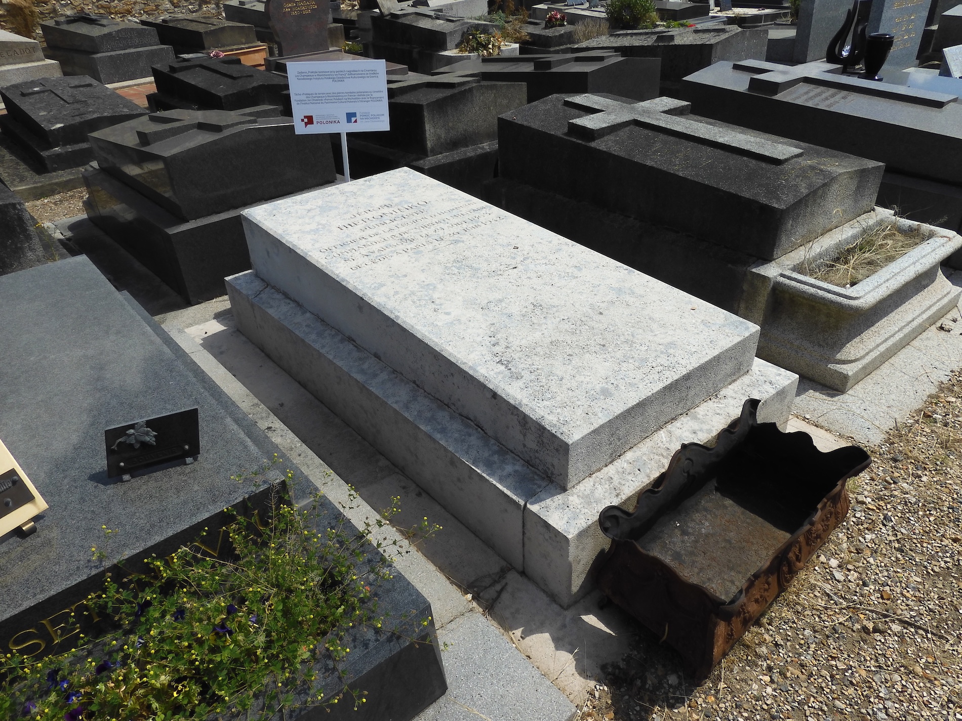 Photo montrant Fieldwork on Polish gravestones at Les Champeaux Cemetery in Montmorency, France