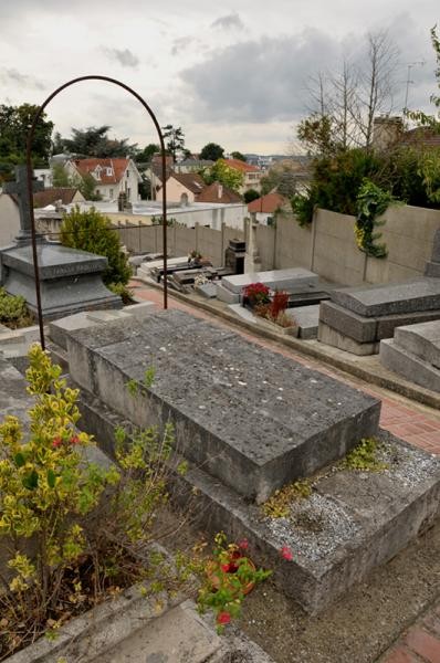Fotografia przedstawiająca Praktyki terenowe przy polskich nagrobkach na Cmentarzu Les Champeaux w Montmorency we Francji