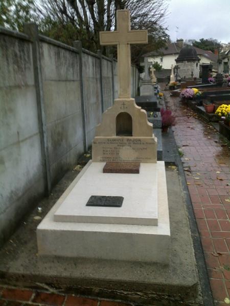 Fotografia przedstawiająca Fieldwork on Polish gravestones at Les Champeaux Cemetery in Montmorency, France