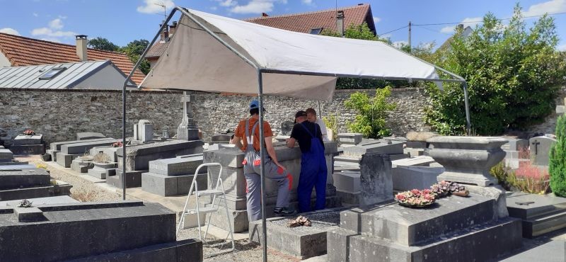 Fotografia przedstawiająca Praktyki terenowe przy polskich nagrobkach na Cmentarzu Les Champeaux w Montmorency we Francji