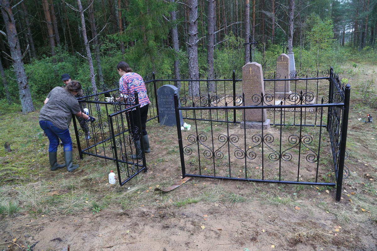 Fotografia przedstawiająca Restoration and inventory of the resting places of the murdered in the Naliboki Forest in Belarus