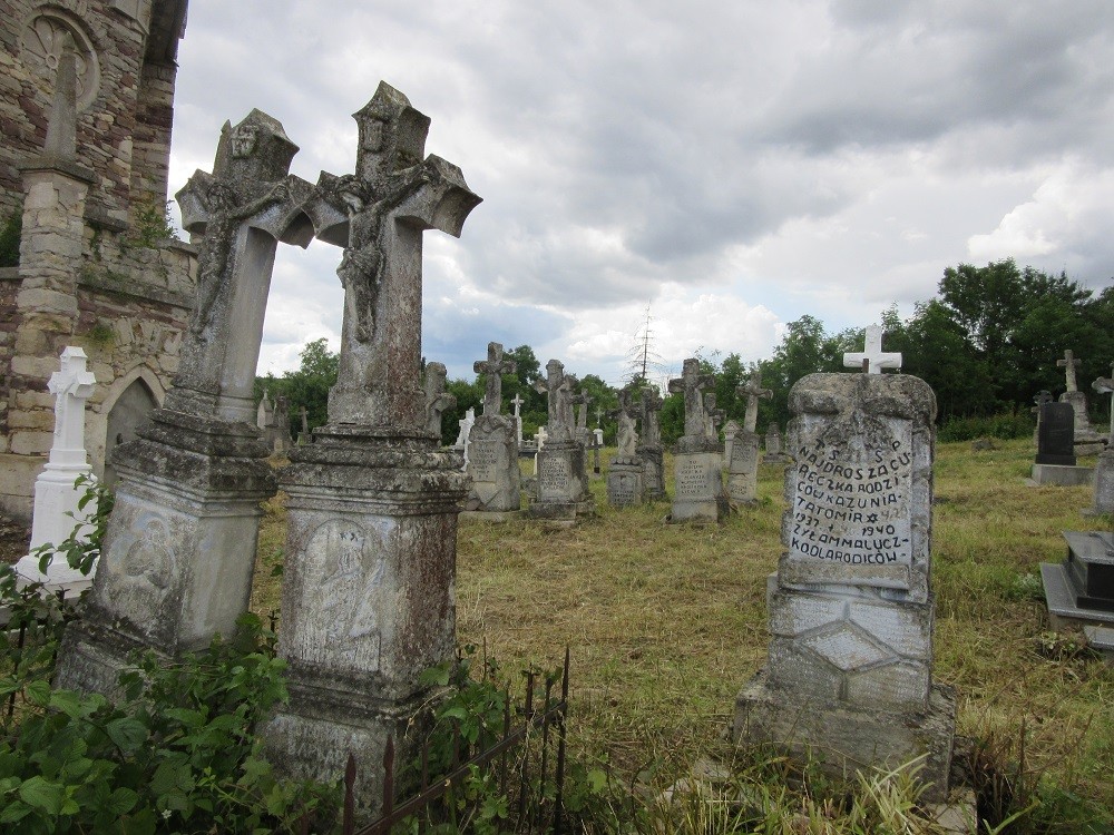 Fotografia przedstawiająca Cleaning works at the cemeteries in Zbarazh, Jazlowiec, Potok Zloty and Buczacz
