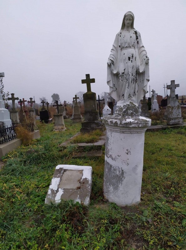 Fotografia przedstawiająca Prace porządkowe na cmentarzach w Holuzji, Gaju, Granowie i Susznie