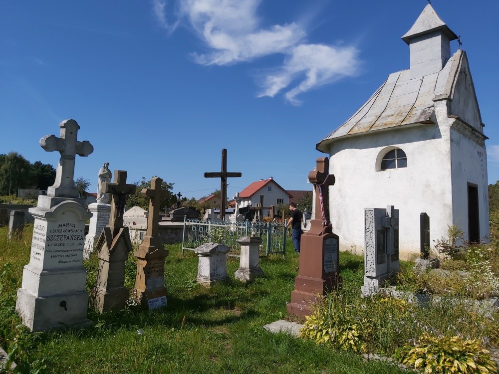 Fotografia przedstawiająca Prace porządkowe na cmentarzach w Kołomyi, Starym Siole i Zimnej Wodzie