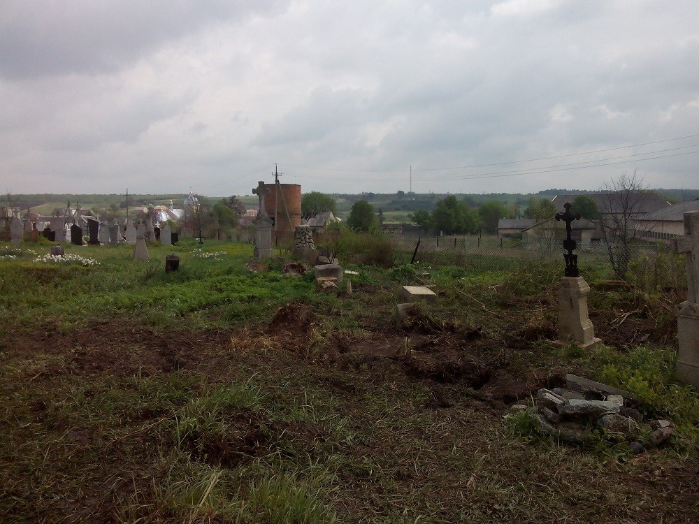 Photo montrant Cleaning works at the cemeteries in Kolomyia, Starý Sioľ and Zimná Voda