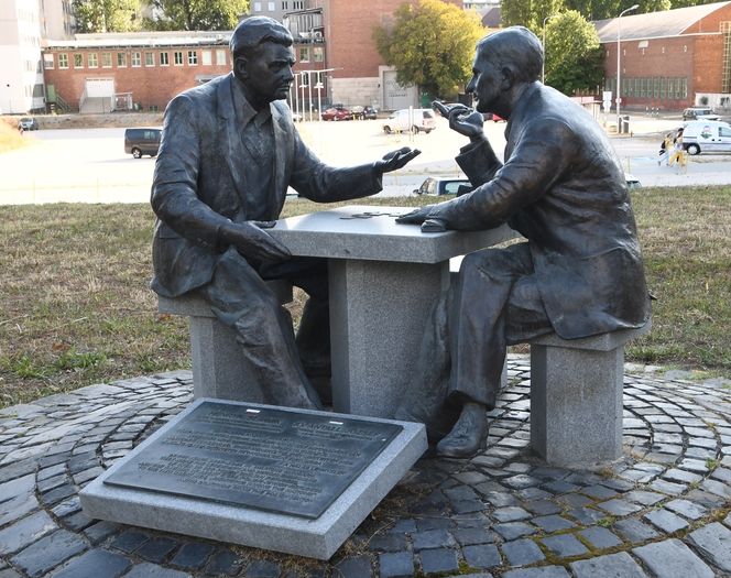 Fotografia przedstawiająca Pomnik Henryka Sławika i Józsefa Antalla seniora