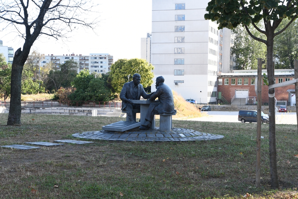 Fotografia przedstawiająca Monument to Henryk Slawik and József Antall senior