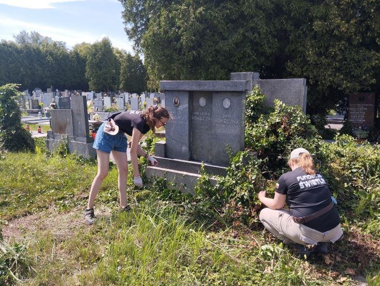 Fotografia przedstawiająca Cleaning of cemeteries in Těšín Sibica, Staré Karviná, Ligotka Kameralna and others in the Czech Republic