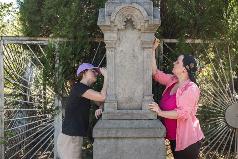 Fotografia przedstawiająca Prace porządkowe na cmentarzu na Kukii w Tbilisi